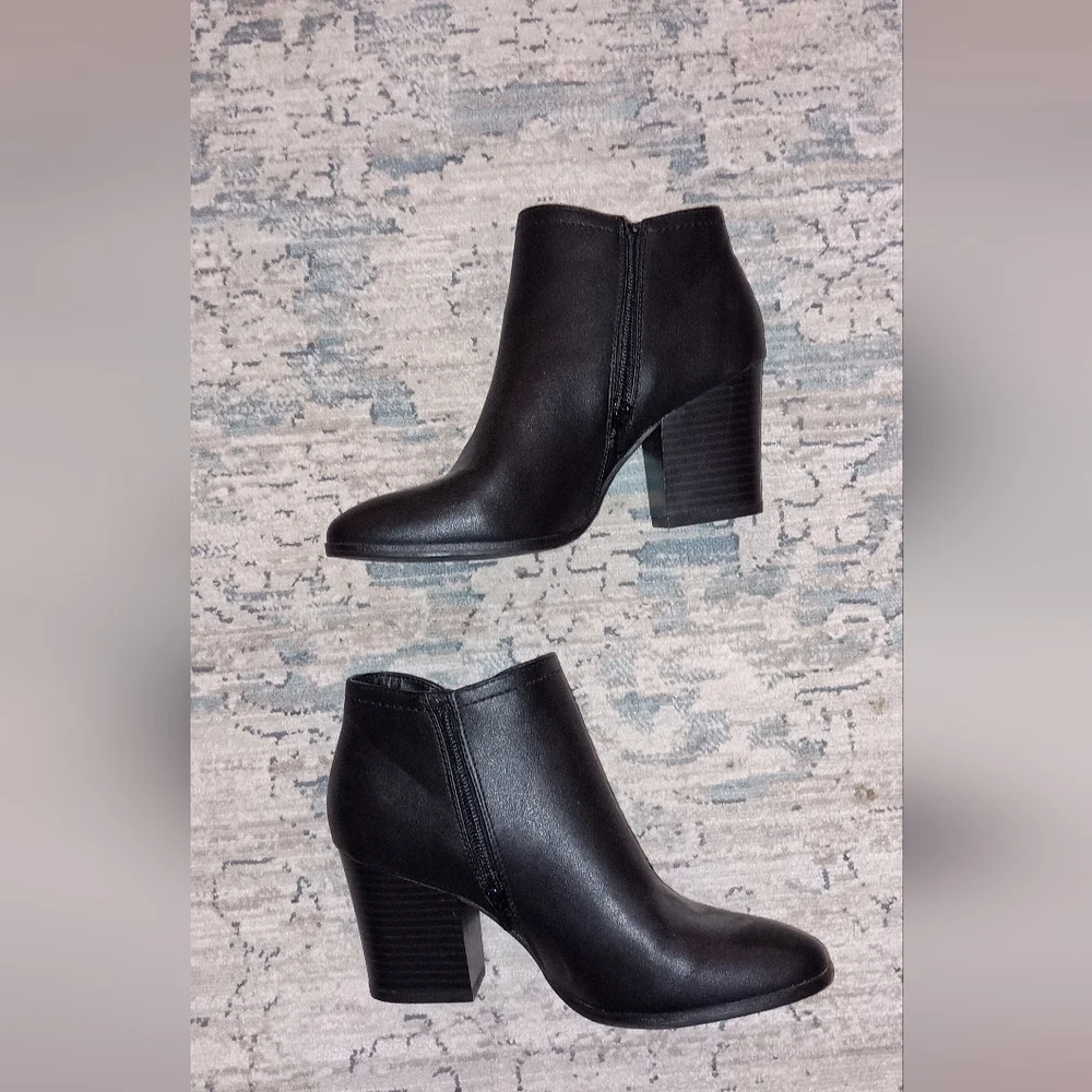 New Direction Black Side Zip Booties Size 7.5